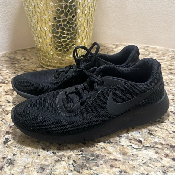 Nike Black Womens Running Shoes size 7Y/9W - Picture 1 of 4